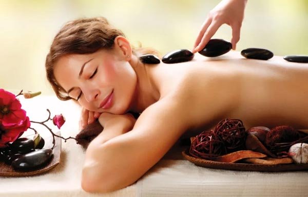 Masaje con piedras calientes y frías en Sullana. 1 Masaje con piedras calientes ¿Qué es un masaje con piedras calientes? Masaje de piedras frías y calientes. Tratamiento frío - caliente para curar lesiones.