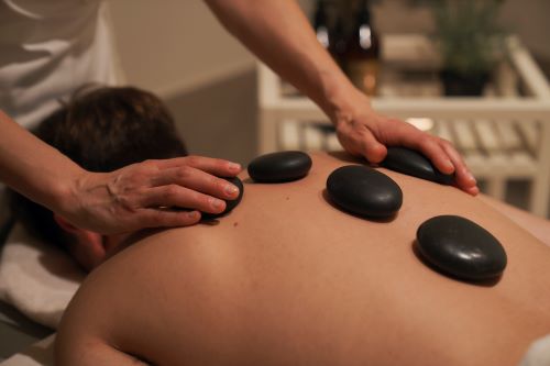 Masaje con piedras calientes y frías en Sullana. 2 ¿Qué es un masaje con piedras calientes? Masaje de piedras frías y calientes. Tratamiento frío - caliente para curar lesiones.
