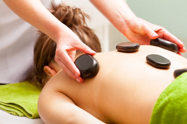 ¿Qué es un masaje con piedras calientes? Masaje de piedras frías y calientes. Tratamiento frío - caliente para curar lesiones.